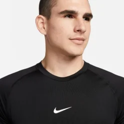 Nike Dri-FIT Slim Short Sleeve Tee